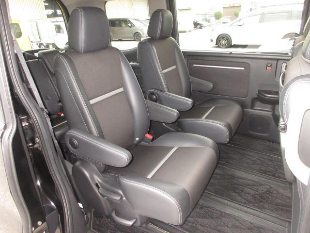 小さなお子さまや年配の方も乗りこみやすい低いステップ高。軽い力で開くパワースライドドアともあいまって、毎日乗り降りするほど実感できる便利さです。