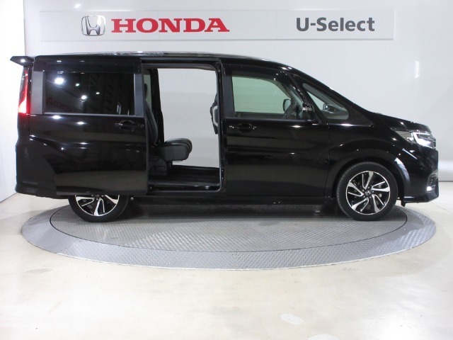 ハンドグリップ付両側電動パワースライドドアがついております。ご年配の方や小さいお子さんの乗り降りも楽々ですね。万が一ドアに手を挟んでしまっても、挟み込み防止機構が付いていて安心です！