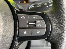 【ホンダセンシング】走行中に前方の車両等を認識し、衝突しそうな時は警報とブレーキで衝突回避と被害軽減をアシスト。より安全にドライブをお楽しみいただけます。