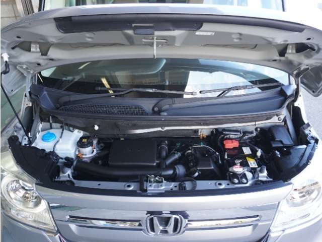 ◆エンジンルーム◆車の心臓部分のエンジンルームが汚いとトラブルの基になります。当店は専用の液剤を使って徹底的に綺麗にします。
