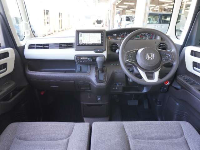 ◆視界広々で非常に運転しやすくロングドライブでも疲れを感じさせないすっきりとまとまったインパネ周りです。