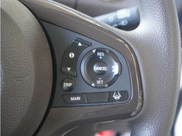 ◆アダプティブクルーズコントロール◆予め設定した車速内でクルマが自動的に加減速。前走車との適切な車間距離を維持しながら追従走行します。【LKAS】車線維持支援システムでステアリング操作を支援。