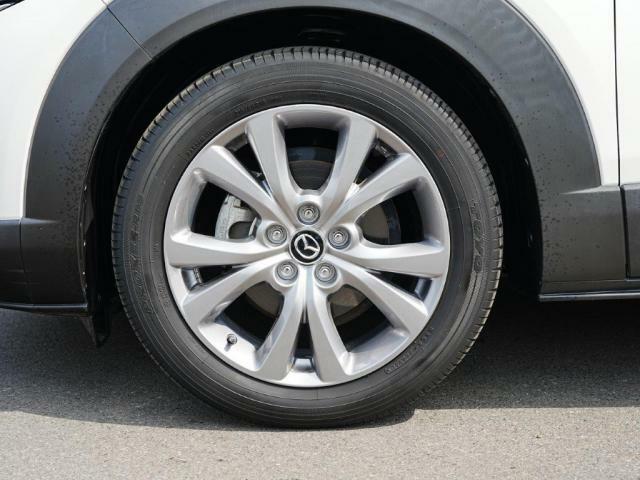 18インチ純正アルミホイールを装備。タイヤサイズは215/55R18となります。