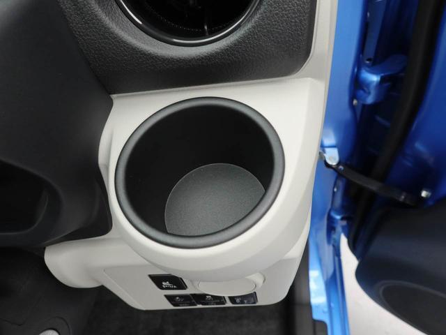 カップホルダーは運転席や助手席からちょうど手の届く位置です！！