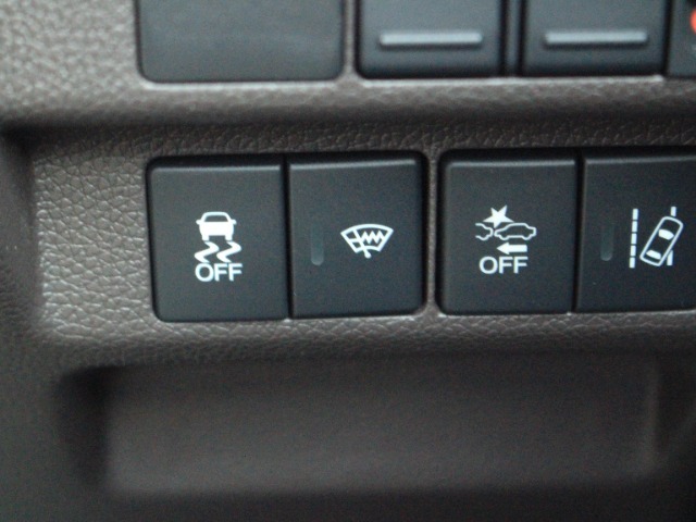 VSA(Vehicle Stability Assist)が装備！！VSAはコーナリング時の横滑りを抑制する機能と車両の急激な挙動変化を抑える機能で、安定した走行を実現していいます！！