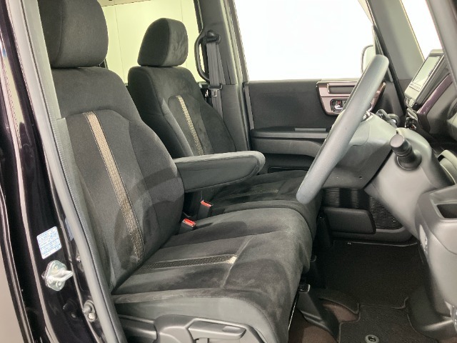 長時間運転しても疲れにくい素材にこだわったフロントシート！