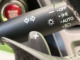 【パドルシフト】ハンドルから手を離さずに素早くシフトアップ＆ダウンができるので、エンジンブレーキを使う下り坂や高速道路の合流で加速したい場面で役立ちます。
