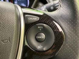 【クルーズコントロール】高速道路もラクラク走行。アクセルを離しても一定速度で走行ができ、長距離運転時の負担を軽減！加速・減速も簡単なスイッチ操作で調整できます。