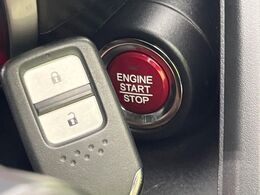 【Hondaスマートキー】カバンやポケットに入れたままでもドアの施錠・解錠が可能なスマートキーを装備。エンジンのオン・オフ時もカギを取り出す必要が無いからとっても便利です♪