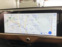 【純正ナビ】一体感のあるナビは、高級感ある車内を演出してくれます。Bluetooth再生などオーディオ機能も充実しておりますので、運転もより楽しめます♪