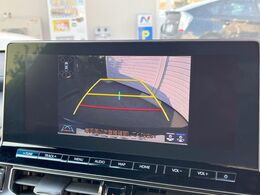 【バックカメラ】駐車時に後方がリアルタイム映像で確認できます。大型商業施設や立体駐車場での駐車時や、夜間のバック時に大活躍！運転スキルに関わらず、今や必須となった装備のひとつです！