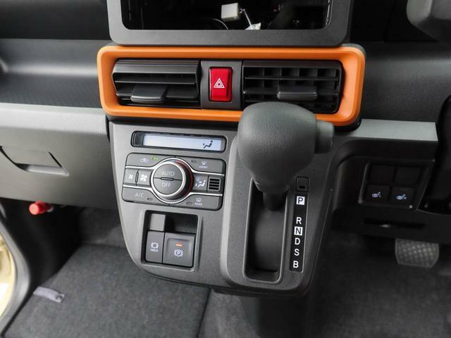 温度を設定し、スイッチを押すだけで、車内温度を快適に保つオートエアコン装備。作動状況がディスプレイに表示されるので、わかりやすく確認頂けます。