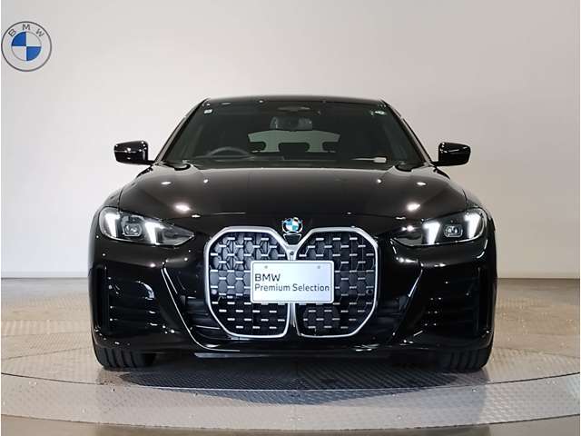 ☆BMWの代名詞とも言える【キドニーグリル】一目見ただけでBMW車であると認識できる確固たるアイコンとして存在感を放ちます☆