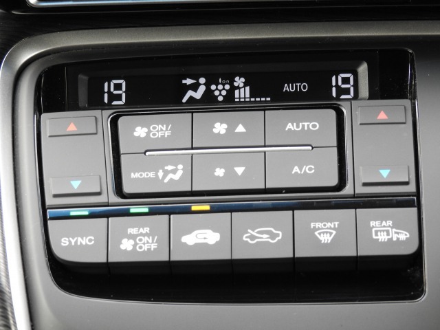 オートエアコンなので、スイッチひとつでオールシーズン快適に過ごすことができます。