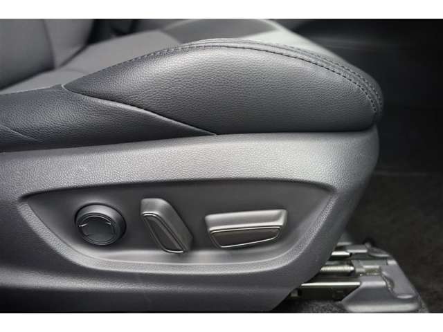 運転席にはパワーシートが付いております。パワーシートは指先1つで操作出来るためチカラの弱い女性の方でもシートに座ったまま操作出来ます♪