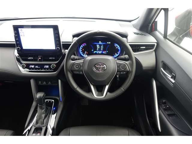 スタイリッシュなインパネ周りです！運転の際、常に目にする部分は、シックにまとめた飽きの来ないデザインが人気です！
