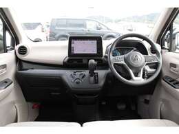 インパネシフトですので、運転席足元もゆったり、広々快適です♪助手席へのウォークスルーも楽々可能！