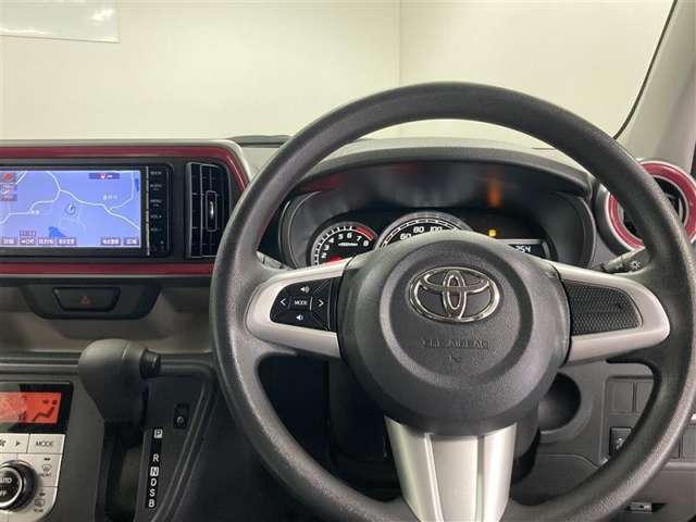 使いやすく運転しやすいレイアウトの運転席周り。
