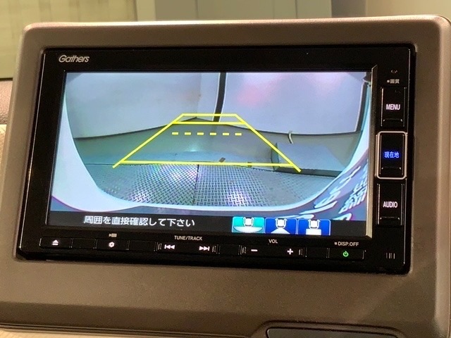 リバースギアに入れるだけで後方の表示へ切り替わります。夜間や雨の日の駐車も楽になりますよ。