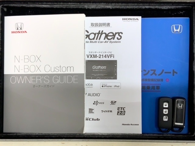 スマートキーは鍵をバッグに入れたままでもドアロックの開閉やエンジンのON・OFFができます。夜間や雨の日も鍵を探さなくて良いので便利です。