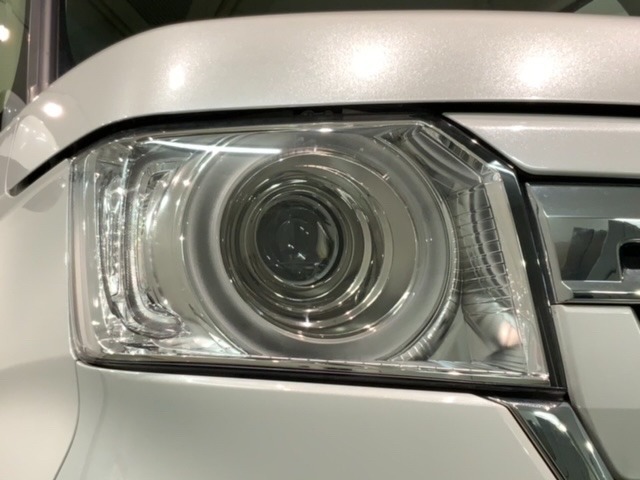 LEDヘッドライトは、点灯の瞬間から最大光量を発揮し、突然暗くなるトンネルなどでの安定感を高めます。