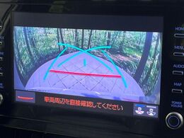 【バックカメラ】駐車時に後方がリアルタイム映像で確認できます。大型商業施設や立体駐車場での駐車時や、夜間のバック時に大活躍！運転スキルに関わらず、今や必須となった装備のひとつです！
