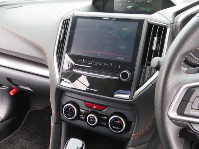 8インチナビ（純正）装備！フルセグ/CD/DVD/Bluetooth対応！各種エンタテインメントがドライブを盛り上げます。またデュアルエアコンなので運転席と助手席、別々にエアコンの温度設定ができます。