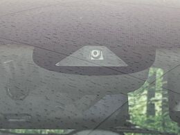 【ホンダセンシング】走行中に前方の車両等を認識し、衝突しそうな時は警報とブレーキで衝突回避と被害軽減をアシスト。より安全にドライブをお楽しみいただけます。