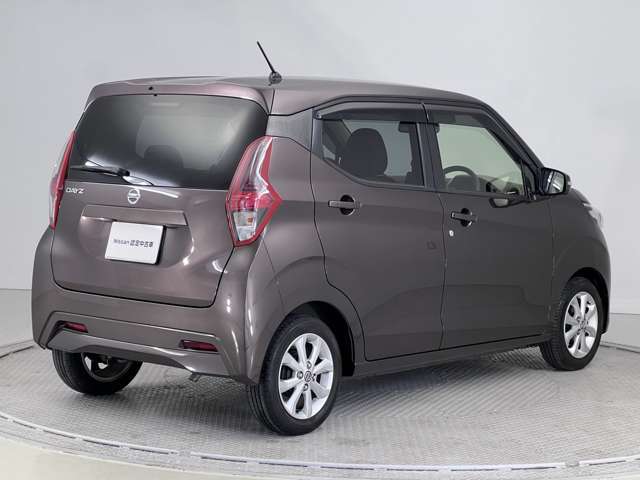 当社からご成約の中古車は前面撥水ウインドゥ施工して納車致します。独自コーティング技術と専用撥水ワイパーで高い撥水効果を持続します。処理した後は雨粒が水玉となってはじけ飛び、良好な視界を確保できます。