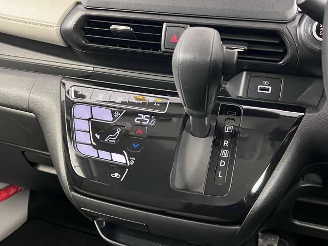 オートエアコンで快適な車内温度で過ごすことができます。