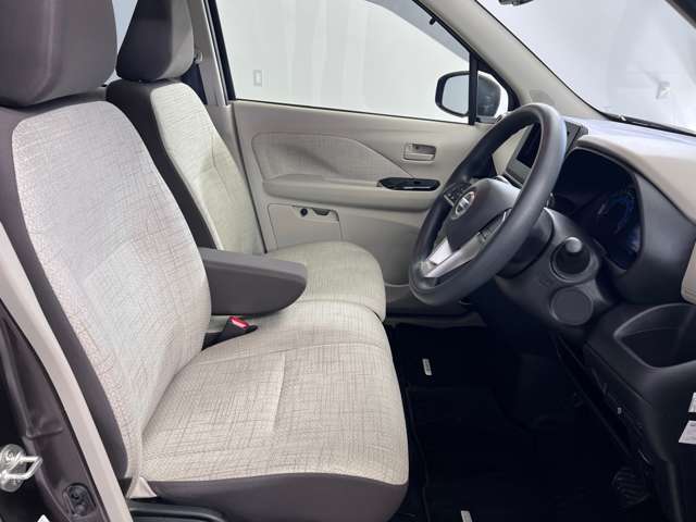 運転席も広くゆとりのある室内です