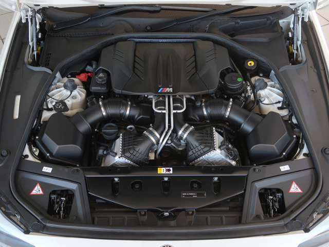 560馬力パワーと69.3キロのトルクを発生する、ツインパワーターボテクノロジーのV型8気筒DOHC32Vの4400CCエンジン。（数値はカタログ値です）