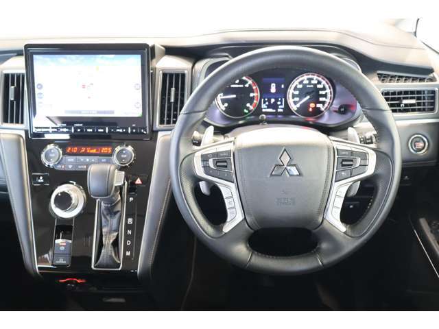 シフトUP＆DOWNが手元で操作可能なパドルシフト付※追い越し時や下り坂で効果を発揮/本革巻きステアリング※オーディオリモコンスイッチ・アダプティブクルーズコントロール（前車追従）機能付き