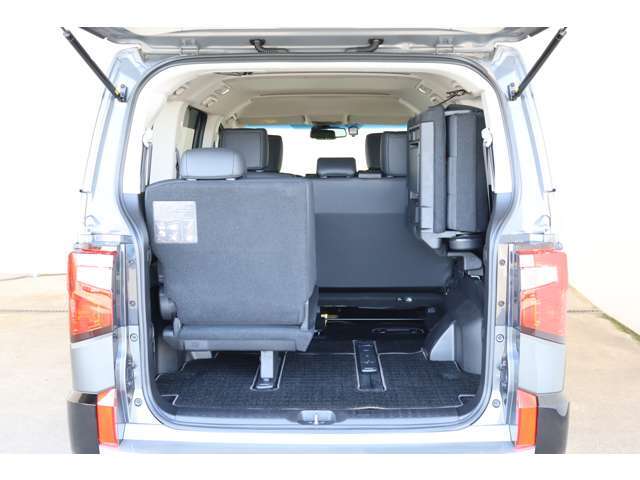 サードシートを跳ね上げればキャンプ・旅行・ゴルフなどアウトドアにも対応できる大きなトランクルーム◆◇荷物の積み降ろしもラクラク★ご家族でレジャーをお楽しみ下さい♪