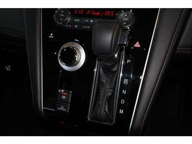 スポーツモード8速オートマチック/ダイヤル式ドライブモードセレクター（三菱伝統のシステム※2WD・4WDオート・4WDロックの3モード切替）/電動パーキングブレーキ※オートブレーキホールド機能付
