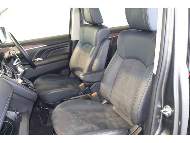 センターアームレスト付きフロントセパレートシート/ステアリングチルト・シートハイトアジャスター（運転席）・シートベルトショルダーアンカー（運転席・助手席）付