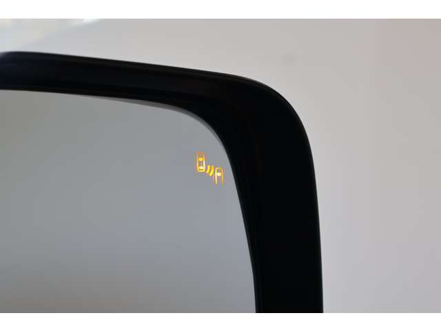 【メーカーオプション】BSW/LCA（後側方車両検知警報）※車線変更の際（ウィンカー作動時）車両を検知し警告/RCTA（後退時車両検知警報）※駐車場などでバックする際に後方の移動物を検知し警告します。