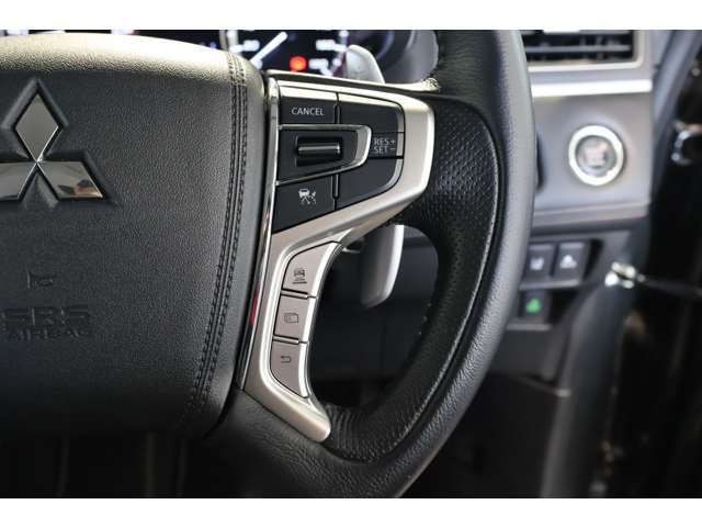 【快適装備】レーダークルーズコントロール（前車追従型）装備※高速道路などで先行車の加速・減速・停止に対応して追従走行をアシスト。アクセルとブレーキ操作をサポートして長距離運転時の疲労を軽減します！