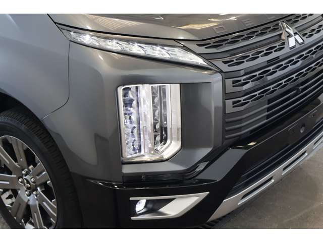 『マルチLEDヘッドライト』※ロービーム5灯・ハイビーム4灯/LEDフォグランプ/LEDポジションランプ/トンネルや夜間走行時に便利なオートライト（自動点灯・消灯）機能採用