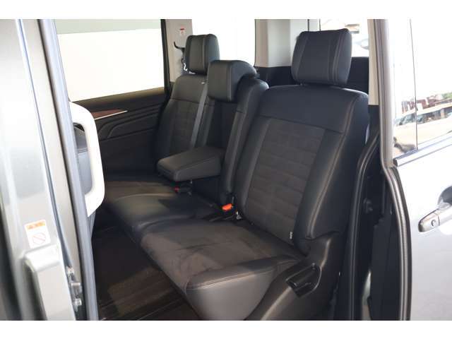 【8人乗り】チップアップ機構付き6：4分割可倒式セカンドベンチシート※センターアームレスト付き（シートスライド180mm）