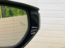 【ブラインドスポットモニター】走行中、ドアミラーの死角になりやすい箇所に後続車が接近するとサイドミラーのレンズに警告を表示！ドライバーに注意喚起をしてくれます。
