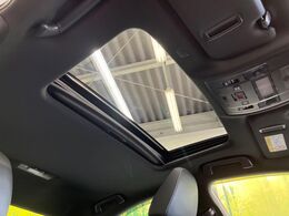 【ムーンルーフ】開放感たっぷりの希少装備、サンルーフが装着されています！車内に明かりを取り入れたり景色を楽しむ以外にも、車内の空気も簡単に換気できて快適です！