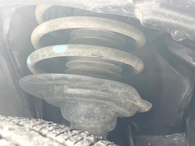 お車を安心してお乗りいただく為には、足回りの定期点検が欠かせません。サービスサポート（有償保証）では無料点検もご提供しており、安心のカーライフをお過ごしいただけるサポート体制が整っています。