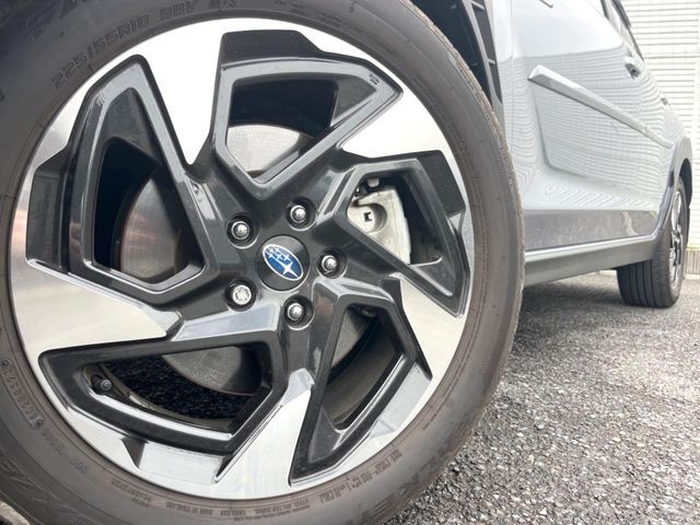 【純正18インチアルミホイール】外観にマッチした純正アルミホイールを装着しております。各種社外アルミホイールや、スタッドレスタイヤも取扱いしております。是非ご相談ください♪