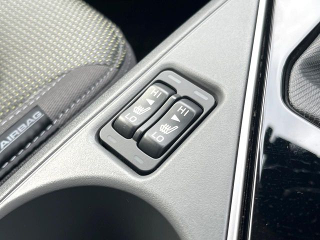 【シートヒーター】寒い日に重宝するシートヒーター！エアコンより早く温まってくれるので寒がりの人も安心ですね♪エアコンの温風は乾燥するから苦手、という方にもをおすすめです。