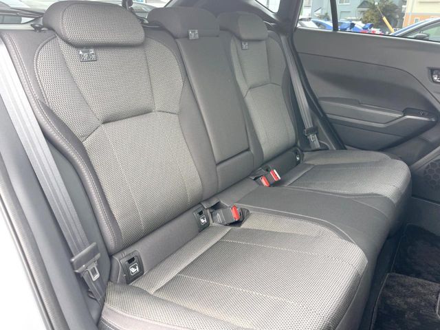 後部座席も気になるようなキズ・汚れやへたり等、大きなダメージはなく、良好な状態です。