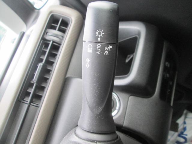 ライトのスイッチをAUTOに設定すると、周囲の暗さに応じてスモールランプ、ヘッドランプのON/OFFを自動で調整します