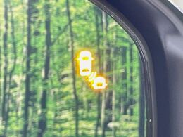 【ブラインドスポットインフォメーション】走行中、ドアミラーの死角になりやすい箇所に後続車が接近するとサイドミラー付近に警告を表示、ドライバーに注意喚起をしてくれます。