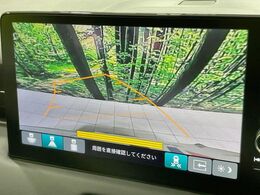 【バックカメラ】駐車時に後方がリアルタイム映像で確認できます。大型商業施設や立体駐車場での駐車時や、夜間のバック時に大活躍！運転スキルに関わらず、今や必須となった装備のひとつです！