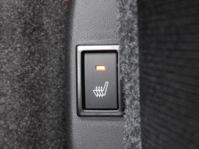 運転席・助手席には冬場にウレシイ『シートヒーター』を装備しております！！エンジン始動後すぐに暖かくなってくれるので、エアコンの暖かい風が出るまでの間に是非ご活用ください！！